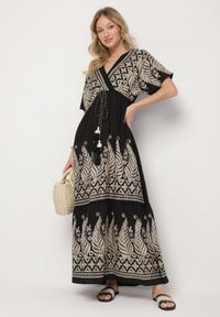 Born2be - Czarna Kopertowa Sukienka z Wiskozy Zdobiona Frędzlami i Metalicznym Haftem Redeirae. Okazja: na spacer, na co dzień. Typ kołnierza: dekolt w serek. Kolor: czarny. Materiał: wiskoza. Wzór: haft, aplikacja. Typ sukienki: kopertowe. Styl: casual, klasyczny #1