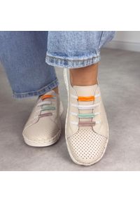 Beżowe ażurowe skórzane półbuty damskie Cambell 40348. Okazja: na co dzień. Nosek buta: okrągły. Zapięcie: bez zapięcia. Kolor: beżowy. Szerokość cholewki: normalna. Wzór: ażurowy. Materiał: skóra. Sezon: wiosna, lato. Styl: elegancki, klasyczny, casual #1