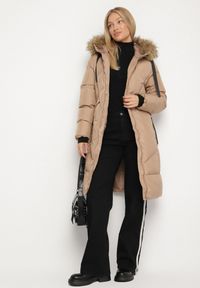 Born2be - Ciemnobeżowa Pikowana Kurtka z Kapturem z Futrem i Ozdobnymi Taśmami Lendria. Okazja: na spacer. Typ kołnierza: kaptur. Kolor: beżowy. Materiał: futro #4