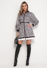 Born2be - Czarno-Biała Mini Koszulowa Sukienka o Rozkloszowanym Fasonie z Paskiem Amburia. Kolor: czarny. Materiał: materiał. Typ sukienki: koszulowe. Długość: mini #5
