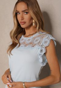 Renee - Jasnoniebieska Bluzka z Bawełny Zdobiona Koronką przy Dekolcie Fevamire. Okazja: na co dzień. Kolor: niebieski. Materiał: bawełna, koronka. Długość rękawa: krótki rękaw. Długość: krótkie. Wzór: koronka, aplikacja. Sezon: lato, wiosna. Styl: casual, elegancki