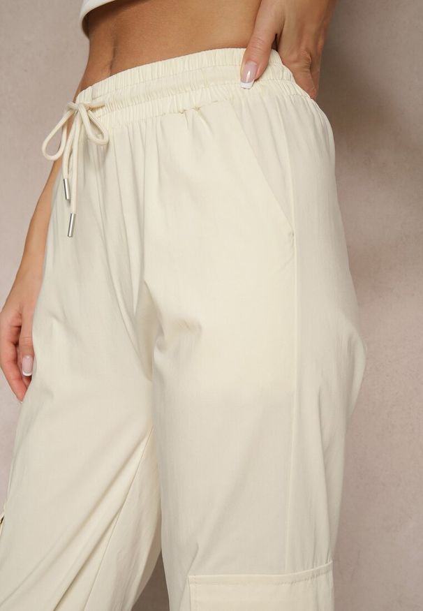 Renee - Jasnobeżowe Spodnie z Wiskozą Cargo High Waist Arrioelle. Okazja: na co dzień. Stan: podwyższony. Kolor: beżowy. Materiał: wiskoza. Styl: casual