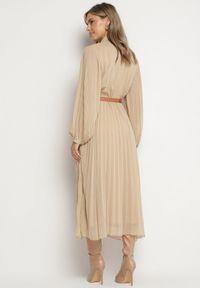 Born2be - Beżowa Plisowana Sukienka o Koszulowym Kroju z Dodatkowym Paskiem Mialessa. Okazja: na co dzień. Kolor: beżowy. Materiał: materiał. Typ sukienki: koszulowe. Styl: casual, elegancki, klasyczny #4