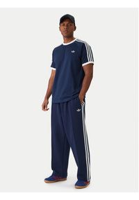 Adidas - adidas Spodnie dresowe adicolor Spacer Track KD4087 Granatowy Baggy Fit. Kolor: niebieski. Materiał: syntetyk. Sport: turystyka piesza #4