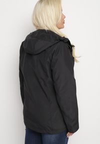 Born2be - Czarna Kurtka Wiatrówka z Nieodpinanym Kapturem i Ściągaczami Mevaria. Okazja: na spacer, na co dzień. Typ kołnierza: kaptur. Kolekcja: plus size. Kolor: czarny. Materiał: tkanina, jeans. Styl: casual #3
