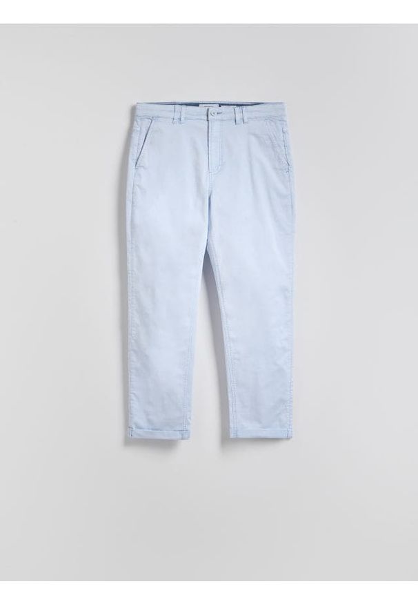 Reserved - Bawełniane spodnie chino slim - jasnoniebieski. Kolor: niebieski. Materiał: bawełna
