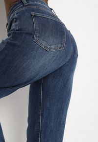 Born2be - Niebieskie Jeansy Mom Fit z Wysokim Stanem i Domieszką Wiskozy Atavite. Okazja: na randkę, na co dzień. Stan: podwyższony. Kolor: niebieski. Styl: klasyczny, casual #3
