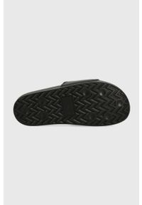 Levi's® - Levi's klapki June Boxtab męskie kolor czarny. Okazja: na spotkanie biznesowe. Kolor: czarny. Materiał: materiał. Obcas: na obcasie. Styl: biznesowy. Wysokość obcasa: niski #5