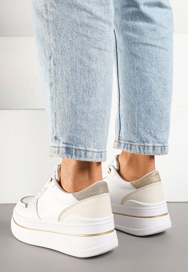 Born2be - Biało-Złote Sneakersy na Grubej Podeszwie z Napisem i Brokatem Odivena. Okazja: na co dzień. Kolor: biały. Materiał: jeans. Wzór: napisy