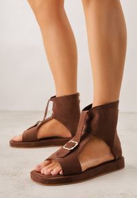 Renee - Brązowe Sandały Typu Botki Ozdobione Metaliczną Klamrą z Przodu Adrasaia. Zapięcie: klamry. Kolor: brązowy. Wzór: aplikacja. Sezon: lato #3