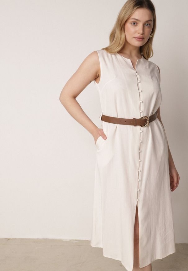 Born2be - Beżowa Taliowana Sukienka z Bawełną i Wiskozą Ozdobiona Paskiem Luven. Okazja: na co dzień. Kolor: beżowy. Materiał: wiskoza, bawełna. Wzór: aplikacja. Typ sukienki: proste. Styl: casual, elegancki