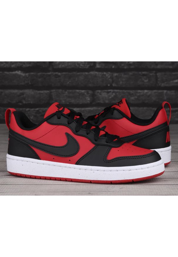 Buty młodzieżowe sportowe sneakersy Nike COURT BOROUGH LOW RECRAFT. Kolor: wielokolorowy, biały, czerwony, czarny. Model: Nike Court. Sport: turystyka piesza