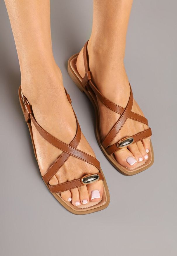 Born2be - Brązowe Sandały z Metaliczną Ozdobą i Cienkimi Paseczkami Soriza. Okazja: na co dzień. Kolor: brązowy. Wzór: aplikacja. Obcas: na obcasie. Styl: wizytowy, casual, elegancki. Wysokość obcasa: niski