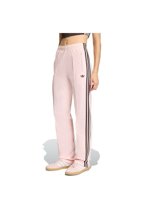 Adidas - Spodnie damskie adidas Originals Firebird Classic KC6562 - różowe. Kolor: różowy. Materiał: materiał, tkanina, dresówka, poliester. Wzór: paski, aplikacja. Sezon: lato