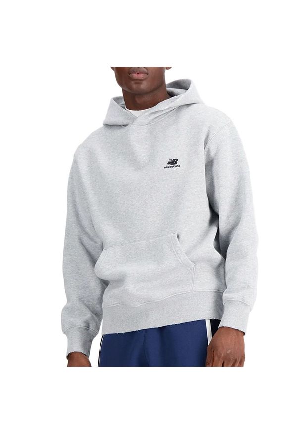Bluza New Balance MT33586AG- szara. Okazja: na co dzień. Typ kołnierza: kaptur. Kolor: szary. Materiał: prążkowany, bawełna, poliester. Wzór: napisy. Styl: klasyczny, casual. Sport: koszykówka