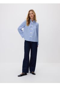 Reserved - Koszula w paski - jasnoniebieski. Kolor: niebieski. Materiał: bawełna, tkanina. Wzór: paski #1