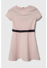TOMMY HILFIGER - Tommy Hilfiger sukienka dziecięca kolor różowy mini rozkloszowana. Kolor: różowy. Długość rękawa: krótki rękaw. Typ sukienki: rozkloszowane. Styl: klasyczny. Długość: mini #2