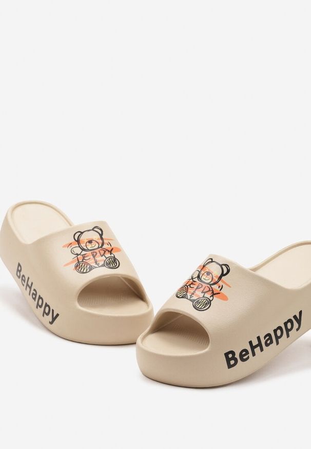 Born2be - Ciemnobeżowe Klapki z Pianki na Grubej Podeszwie z Nadrukiem Misia Melorea. Kolor: beżowy. Wzór: nadruk. Sezon: lato