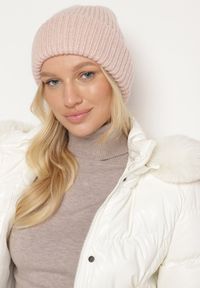 Born2be - Różowa Prążkowana Czapka Beanie z Wiskozą i Metaliczną Nicią Temiala. Kolor: różowy. Materiał: prążkowany, wiskoza. Styl: casual, elegancki #4