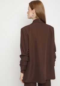 Born2be - Brązowa Niezapinana Marynarka Pudełkowa z Wiskozą z Marszczonymi Rękawami Feniravia. Okazja: do pracy, na spotkanie biznesowe. Kolor: brązowy. Materiał: wiskoza. Styl: biznesowy #7