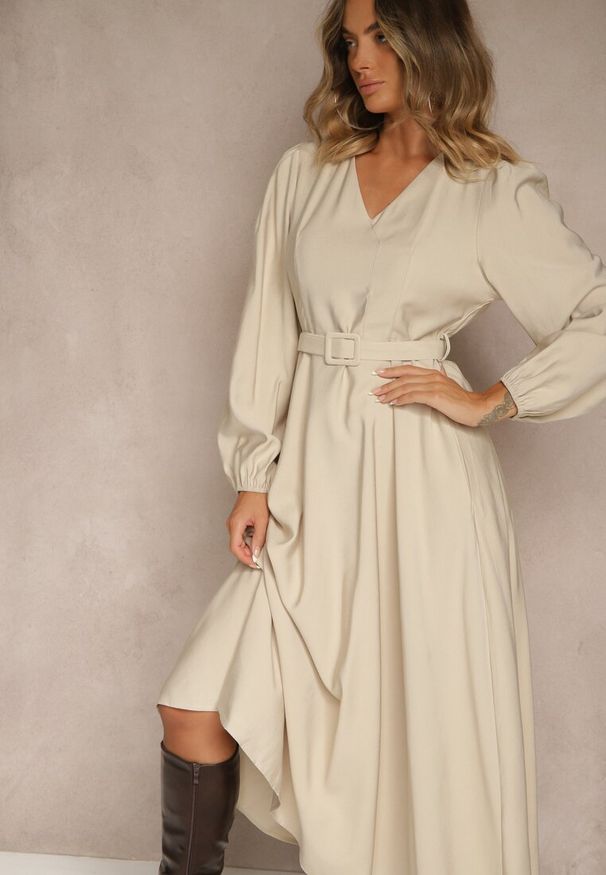 Renee - Beżowa Rozkloszowana Sukienka z Wiskozy z Paskiem ze Sprzączką Orille. Okazja: na randkę. Typ kołnierza: dekolt w serek. Kolor: beżowy. Materiał: wiskoza. Długość rękawa: długi rękaw