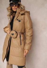Renee - Beżowa Długa Kurtka z Paskiem Płaszcz z Okrągłą Saszetką w Komplecie Nabili. Kolor: beżowy. Długość: długie #1