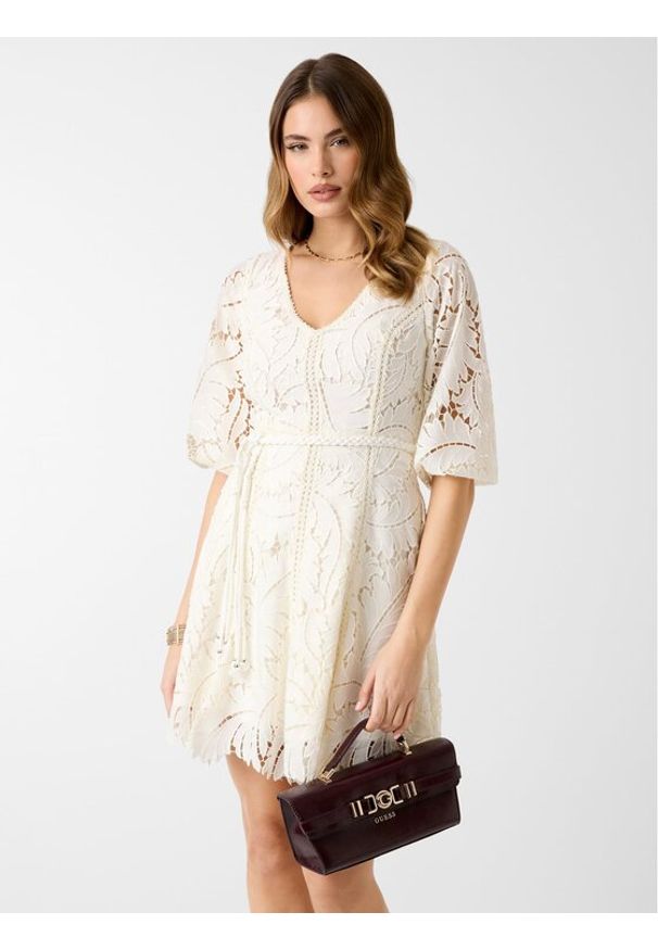 Guess Sukienka codzienna 181239 Biały Classic Fit. Okazja: na co dzień. Kolor: biały. Typ sukienki: proste. Styl: casual