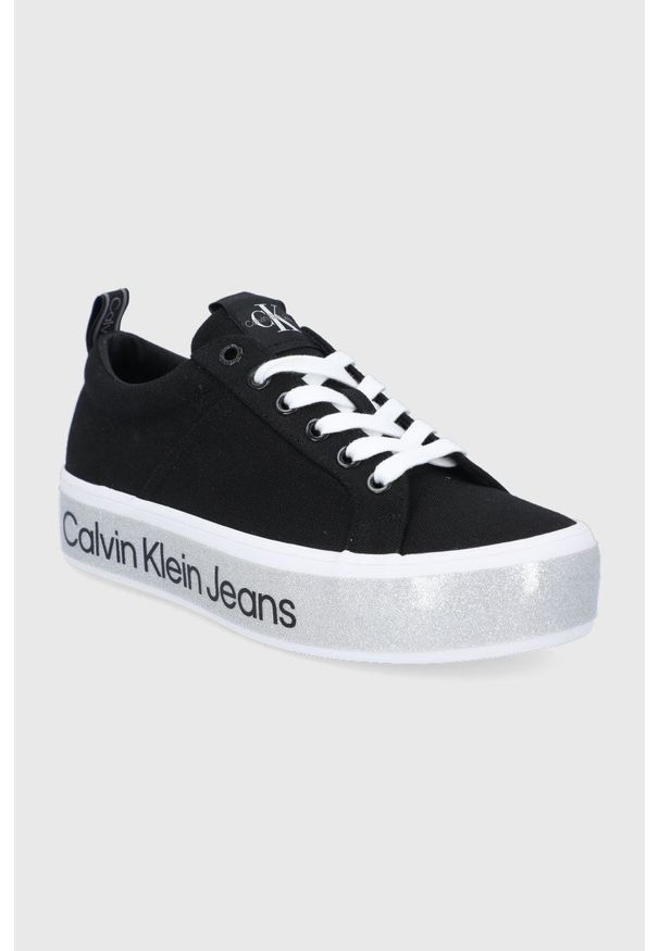 Calvin Klein Jeans tenisówki damskie kolor czarny. Nosek buta: okrągły. Zapięcie: sznurówki. Kolor: czarny. Materiał: materiał. Szerokość cholewki: normalna. Obcas: na platformie