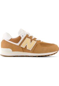 Buty dziecięce New Balance GC574CC1 – brązowe. Okazja: na co dzień. Kolor: brązowy. Materiał: zamsz, materiał, syntetyk. Szerokość cholewki: normalna. Model: New Balance 574