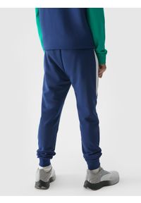 4F JUNIOR - Spodnie dresowe joggery chłopięce - granatowe. Okazja: na co dzień. Kolor: niebieski. Materiał: dresówka. Wzór: gładki, ze splotem. Styl: casual, sportowy