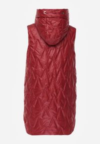 Renee - Czerwona Długa Kamizelka Pikowana z Nieodpinanym Kapturem Semaea. Kolor: czerwony. Materiał: prążkowany, jeans. Długość: długie. Styl: street #2