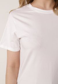 Born2be - Biały T-shirt z Bawełny z Dłuższym Tyłem i Rozcięciami po Bokach Cordalea. Okazja: na co dzień. Kolor: biały. Materiał: bawełna. Długość: długie. Styl: elegancki, casual #2