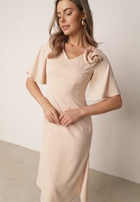 Born2be - Beżowa Koktajlowa Sukienka VICES ze Zwiewnymi Rękawami i Kwiatową Aplikacją 3D Talilia. Okazja: na wesele, na ślub cywilny, na imprezę. Kolor: beżowy. Wzór: aplikacja, kwiaty. Styl: wizytowy #1