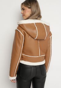 Born2be - Brązowa Krótka Kurtka Biker z Kapturem i Futrzanymi Wstawkami Daithia. Okazja: na co dzień. Typ kołnierza: kaptur. Kolor: brązowy. Materiał: futro. Długość: krótkie. Styl: casual #7