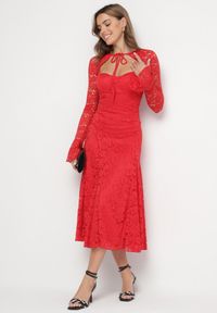Born2be - Czerwona Koronkowa Sukienka o Rozkloszowanym Kroju z Wiązanym Bolerkiem Gonneth. Okazja: na wesele, na ślub cywilny. Typ kołnierza: dekolt w kształcie V. Kolor: czerwony. Materiał: koronka. Długość rękawa: na ramiączkach. Typ sukienki: rozkloszowane #4
