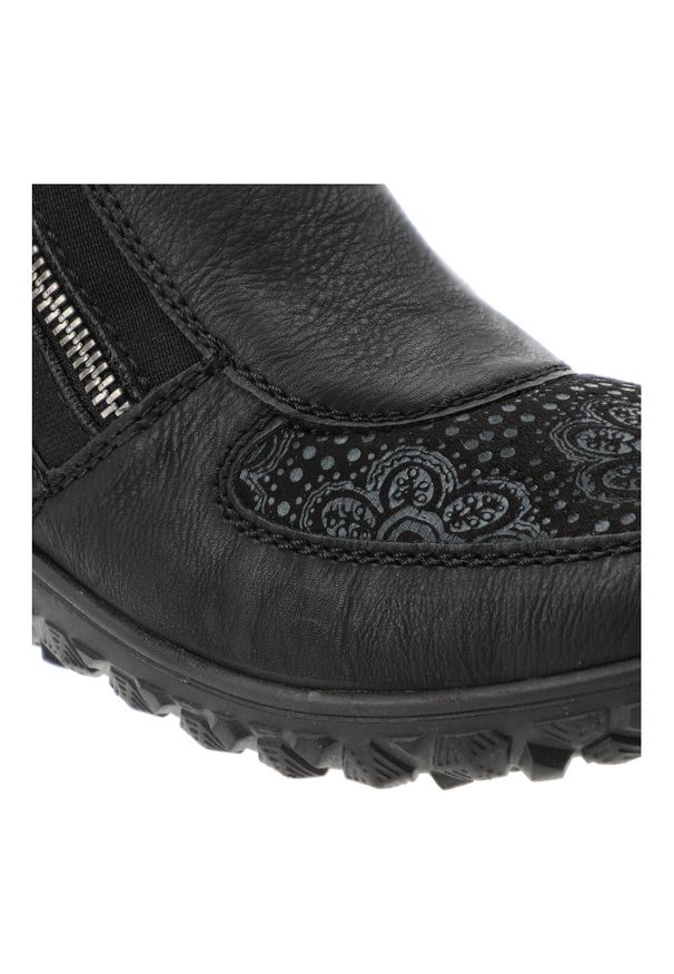 Botki damskie Rieker, wygodne na platformie ocieplane z okrągłym noskiem i na zamek, czarne, 59558-00. Okazja: na co dzień. Nosek buta: okrągły. Zapięcie: zamek. Kolor: czarny. Wzór: aplikacja. Materiał: jeans, skóra ekologiczna. Sezon: zima, jesień. Obcas: na platformie. Styl: casual, elegancki, klasyczny