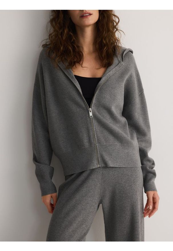 Reserved - Rozpinany sweter z kapturem - szary. Typ kołnierza: kaptur. Kolor: szary. Materiał: wiskoza