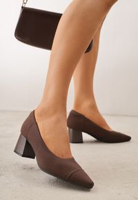 Renee - Brązowe Strukturalne Czółenka VICES na Słupkowym Obcasie Abathise. Nosek buta: otwarty. Kolor: brązowy. Materiał: skóra, materiał. Obcas: na obcasie. Wysokość obcasa: średni #3