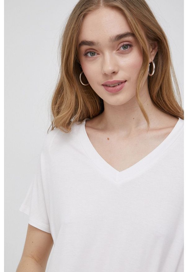 Vila t-shirt damski kolor biały. Okazja: na co dzień. Kolor: biały. Materiał: dzianina, materiał, wiskoza. Wzór: gładki. Styl: casual