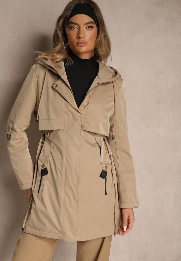 Renee - Ciemnobeżowa Kurtka Typu Parka z Kapturem o Klasycznym Kroju Tulania. Okazja: na spacer, na co dzień. Typ kołnierza: kaptur. Kolor: beżowy. Materiał: jeans. Styl: klasyczny