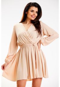 Awama - Krótka Sukienka z Zakładanym Dekoltem - Beżowa. Kolor: beżowy. Materiał: elastan, wiskoza. Długość: mini