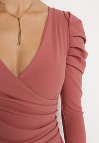 Born2be - Różowa Mini Dopasowana Sukienka z Kopertowym Dekoltem i Asymetryczną Zakładką Omiura. Kolor: różowy. Długość rękawa: długi rękaw. Typ sukienki: kopertowe, asymetryczne. Długość: mini #3