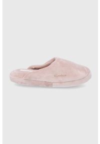 EA7 Emporio Armani Kapcie kolor różowy. Nosek buta: okrągły. Kolor: różowy. Materiał: materiał. Wzór: gładki. Szerokość buta: średnie