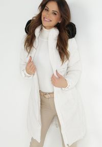 Born2be - Biała Kurtka Pikowana do Kolan z Futrzanym Kapturem Vapho. Okazja: na co dzień. Kolor: biały. Materiał: futro. Długość: do kolan. Styl: casual, elegancki #4
