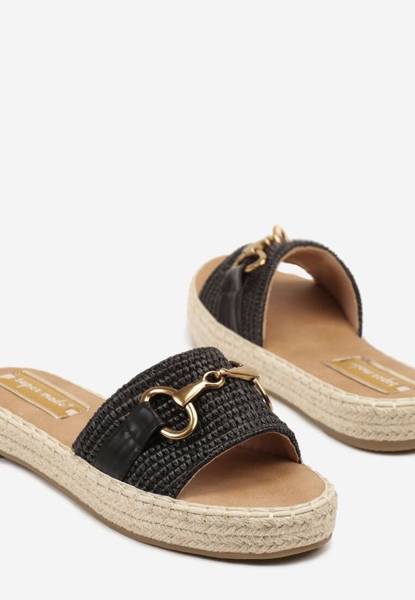 Renee - Czarne Plecione Klapki z Ozdobną Aplikacją Idanora. Okazja: na co dzień, na randkę. Kolor: czarny. Materiał: len, jeans. Wzór: aplikacja. Sezon: lato. Obcas: na płaskiej podeszwie. Styl: casual, elegancki