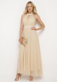 Born2be - Beżowa Wieczorowa Sukienka ze Stójką Wiązana w Talii Ozdobiona Siateczką Nestasoni. Okazja: na imprezę. Typ kołnierza: kołnierzyk stójkowy. Kolor: beżowy. Materiał: satyna. Długość rękawa: bez rękawów. Wzór: aplikacja. Styl: wizytowy #6