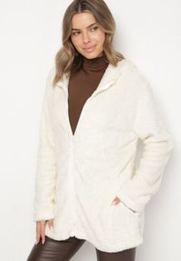 Born2be - Beżowy Futerkowa Bluza z Kapturem i Suwakiem Sinatila. Okazja: na spacer, na co dzień, do domu. Typ kołnierza: kaptur. Kolor: beżowy. Materiał: zamsz. Długość rękawa: długi rękaw. Długość: długie. Styl: casual