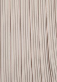 Born2be - Beżowe Szerokie Spodnie z Wysokim Stanem ze Zwiewnej Tkaniny z Plisami Galiris. Okazja: do pracy, na co dzień, na spotkanie biznesowe. Stan: podwyższony. Kolor: beżowy. Materiał: tkanina. Długość: długie. Styl: elegancki, biznesowy, casual #5