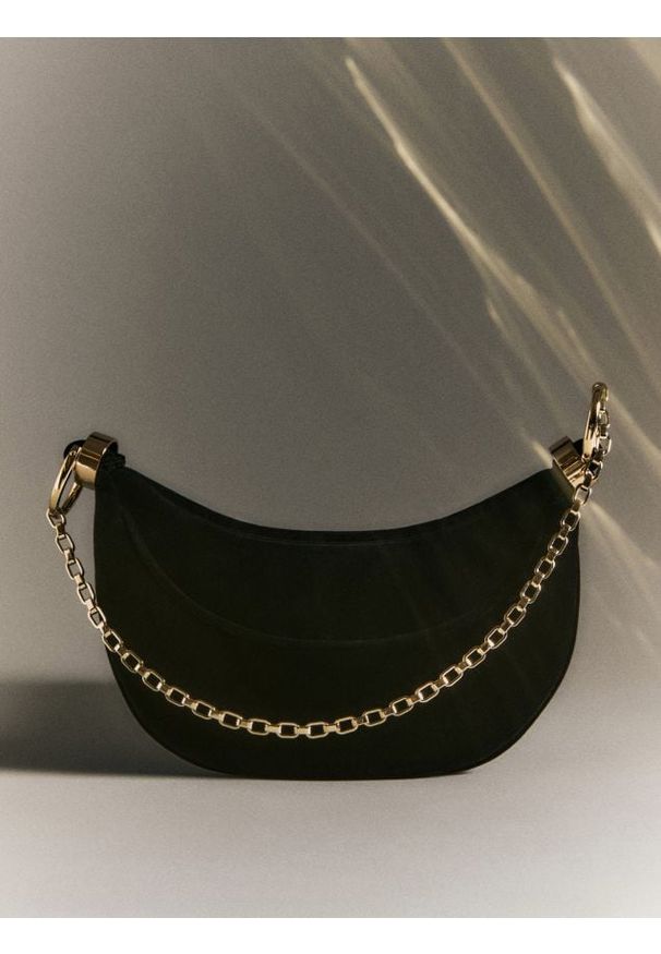 Reserved - Mała torebka z łańcuszkiem - czarny. Kolor: czarny. Wzór: gładki. Rozmiar: małe