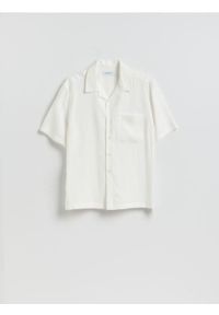 Reserved - Koszula boxy fit z krótkim rękawem - biały. Kolor: biały. Materiał: wiskoza. Długość rękawa: krótki rękaw. Długość: krótkie